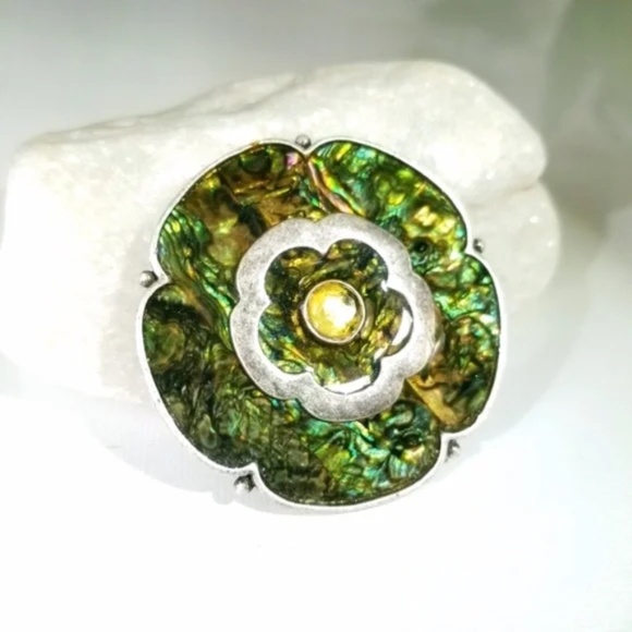 Jewelry - ❤️ Green Shell Texture Flower Pin